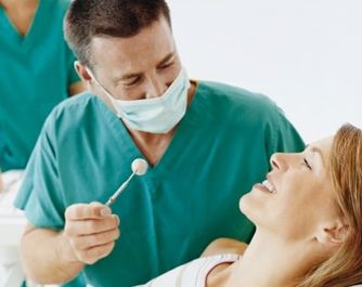 Dentista Francisco Javier Sánchez Palacios odontólogo con paciente